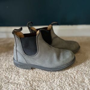 Kids Blundstones Size 2 AUS, 5 US
